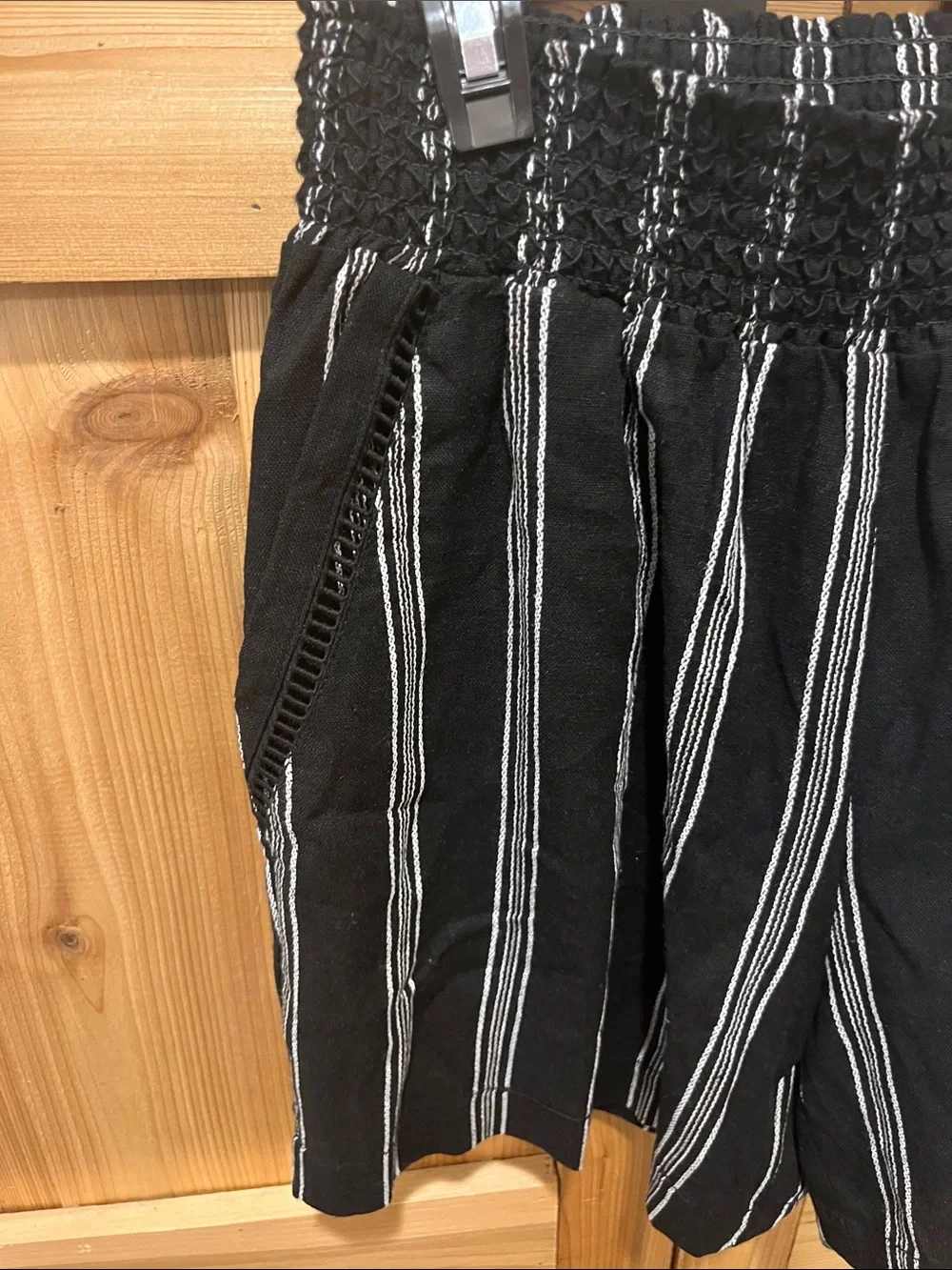 Napa Valley Black Striped Paperbag Shorts - Has Pockets. 55% Linen - Picture 4 of 9